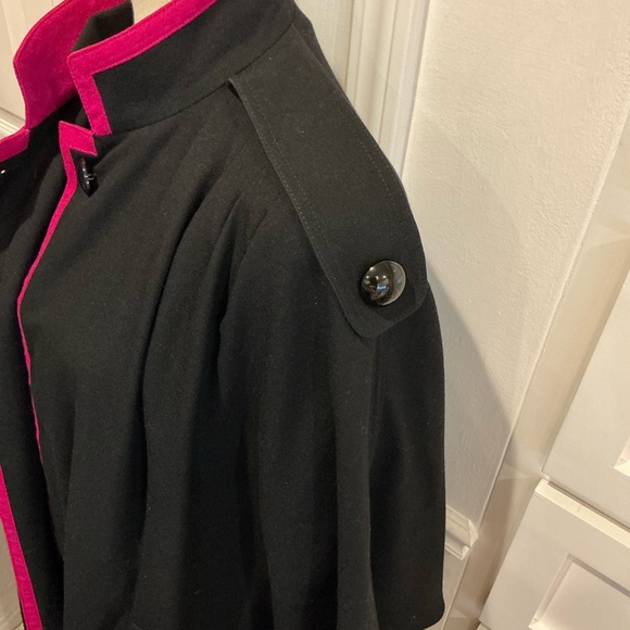 Louis Feraud Elegant Black Cape with Vibrant Pink Accent - Picture 13 of 15